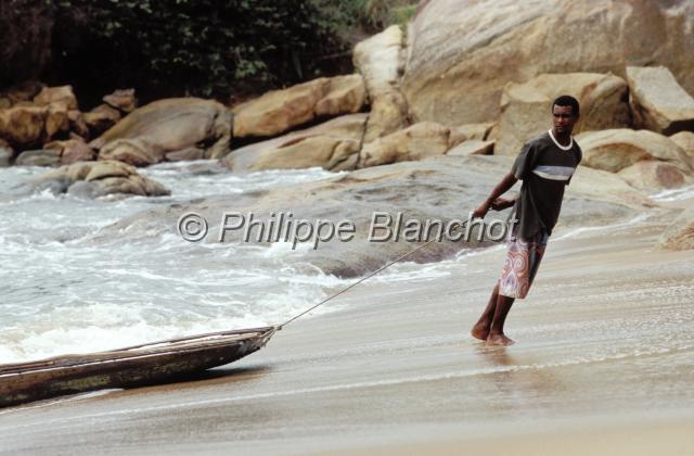 bresil pernambouc 11.JPG - Pecheur tirant son annexe (radeau)Praia de GaibuCabo de Santo Agostinho au sud de RecifeNordestePernamboucoBrésil